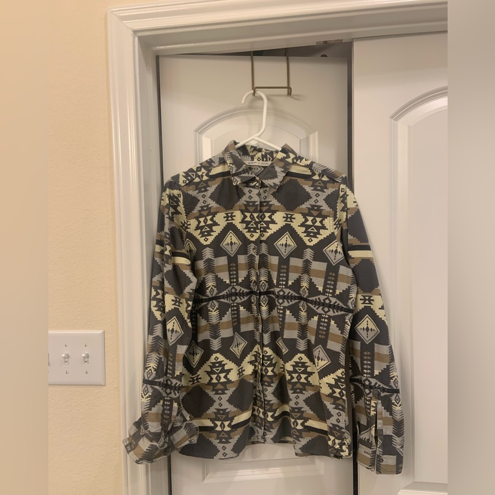 Lightly worn, like new women’s Aztec pattern woolrich flannel button down.Size M